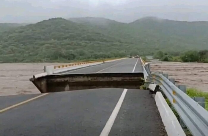 Se desploma puente en La Huacana por creciente del río