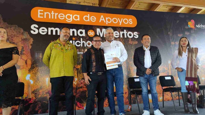 Se entregan apoyos a comunidades para festividad de Noche de Muertos