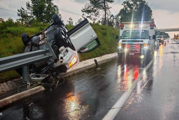 Se estrella contra barrera de protección en la Autopista Siglo XXI