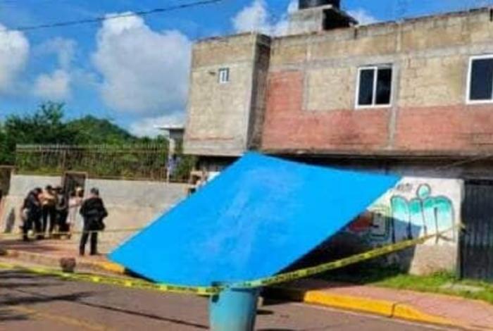 Se habría caído de la azotea mientras dormía; joven de 25 años es hallado muerto afuera de su casa en Tiquicheo