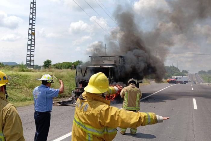Se incencia torton por una falla mecánica en la carretera Apatzingán-Cuatro Caminos