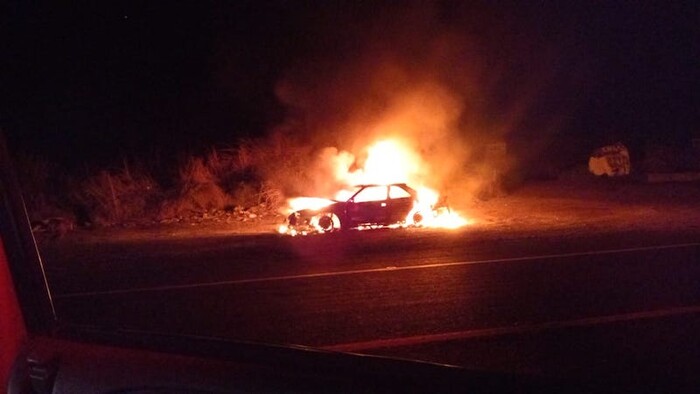 Se incendia auto en Autopista Siglo XXI; no reportan víctimas