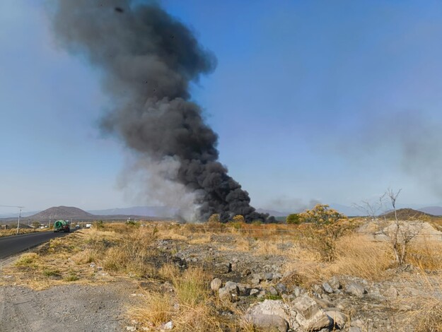 Se incendia Basurero Municipal de Múgica