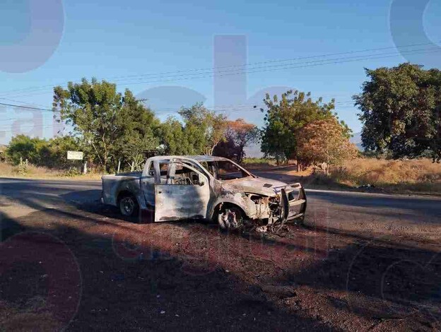 Se incendia camioneta en la carretera Apatzingán-El Recreo