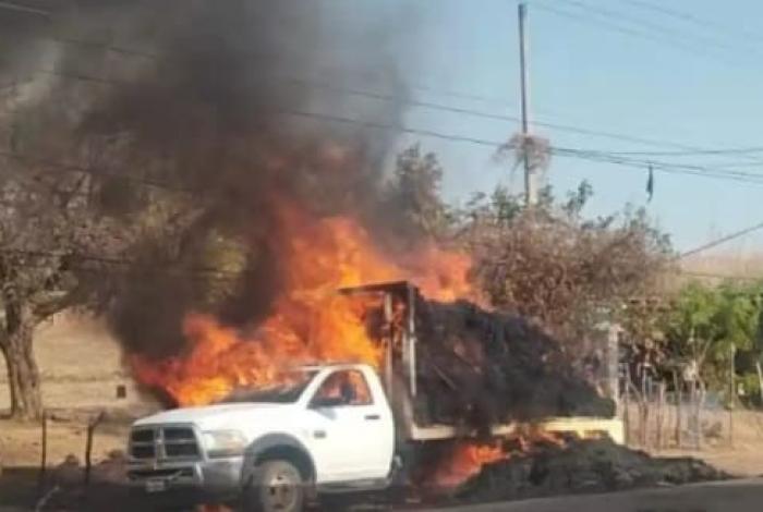 Se incendia camioneta en carretera de Huetamo