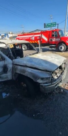 Se incendia camioneta por aparente falla, en Zamora