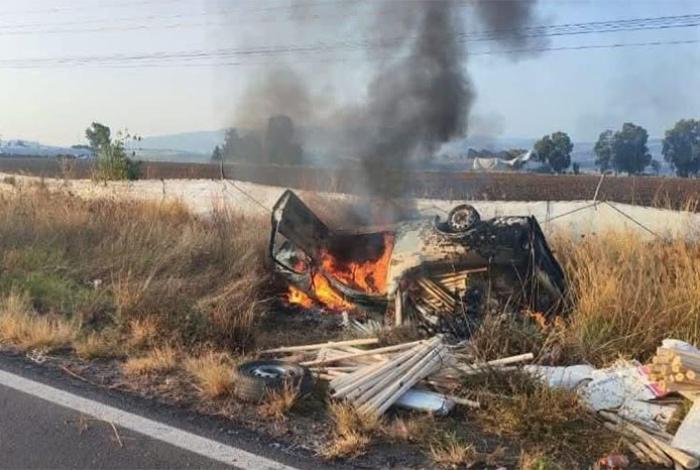Se incendia camioneta tras volcar sobre la carretera Maravatío-Taranda