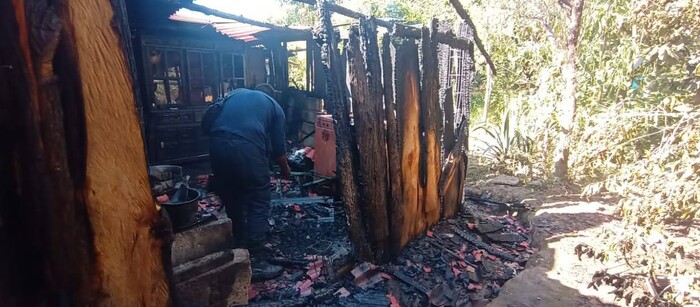 Se incendia humilde vivienda de madera y lámina de cartón en Zitácuaro