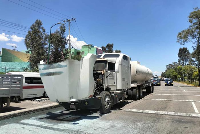 Se incendia motor de tractocamión pipa cargada con gasolina en el Libramiento de Morelia