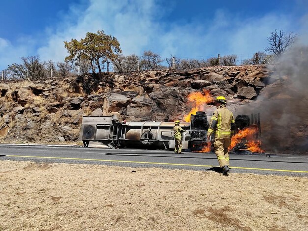 Se incendia tanque de pipa tras volcar en la Autopista de Occidente