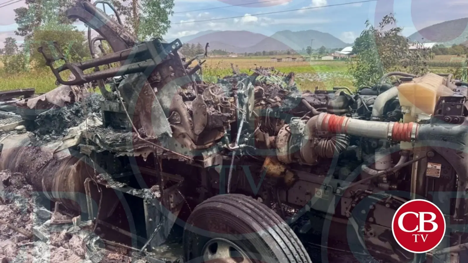 Se incendia tractocamión detrás de una gasolinera de Ciudad Hidalgo