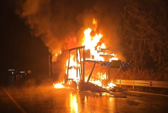 Se incendia tractocamión nodriza con vehículos nuevos, en la Siglo XXI