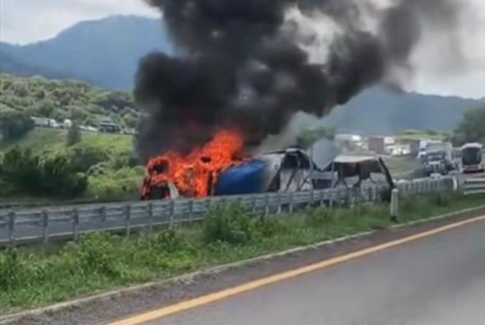 Se incendia tractocamión en la autopista México-Guadalajara, después de la caseta de Zinapécuaro rumbo a Morelia