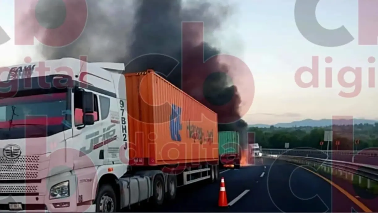 Se incendia tráiler en la Autopista de Occidente México-Guadalajara
