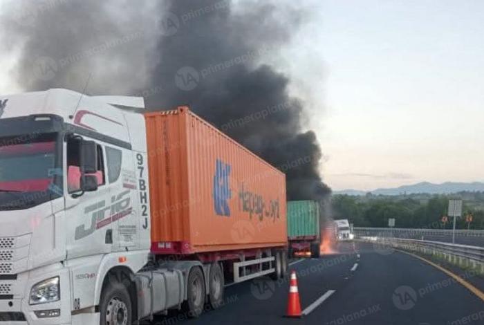 Se incendia trailer en la autopista de Occidente