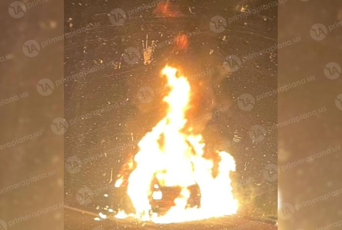 Se incendia vehículo sobre carretera de Múgica