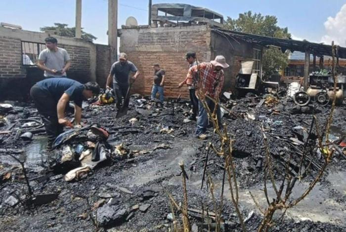 Se incendia vivienda en El Zinciro; su propietario resulta lesi0nado