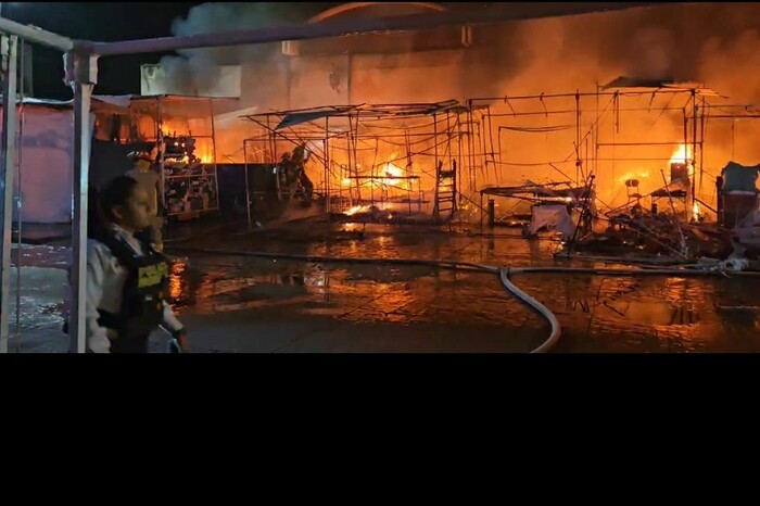 Se incendian puestos fuera del Mercado Independencia en Morelia