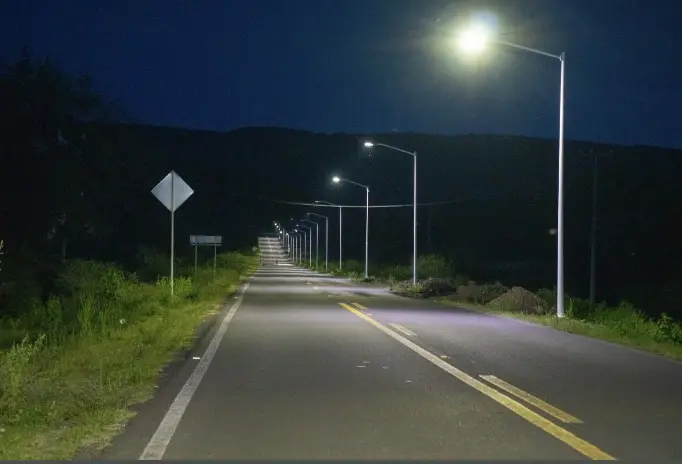 Se instalan luminarias en el tramo carretero Huandacareo – La Estancia