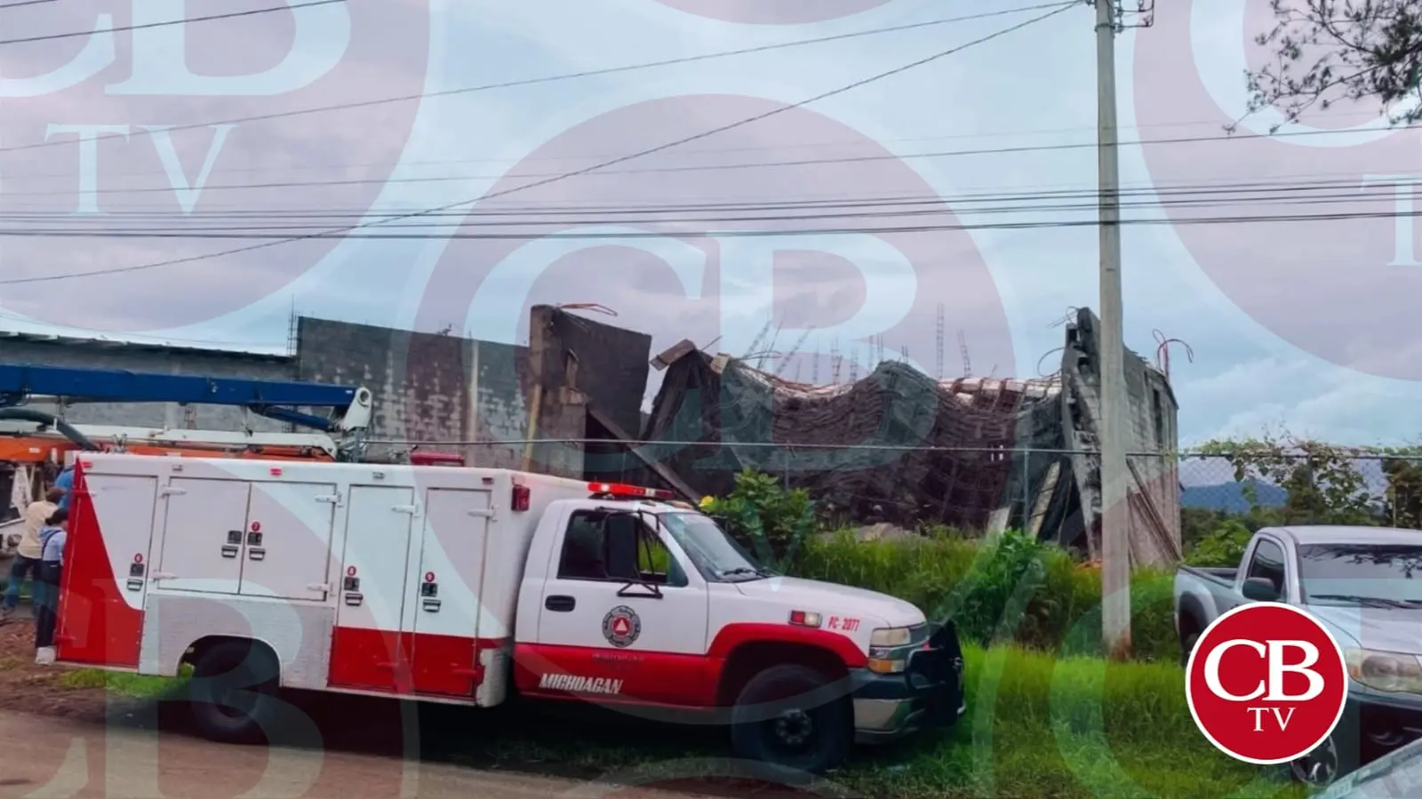Se le viene el colado encima a un albañil y queda vivo en Tacámbaro