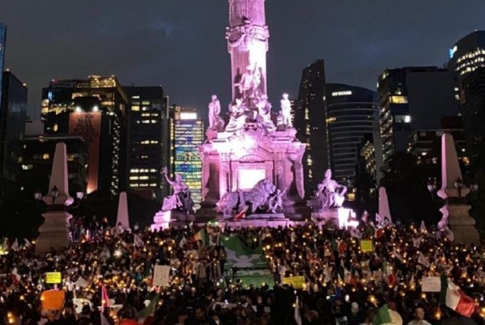 Se manifiestan contra elecciones del poder judicial en el Ángel de la Independencia