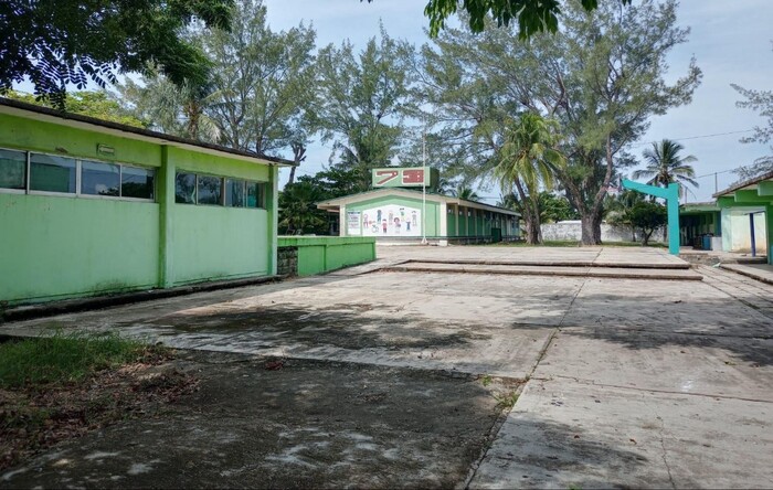 ¡Se pasó! Maestro encierra a alumnos en salón sin ventilación por no hacer la tarea