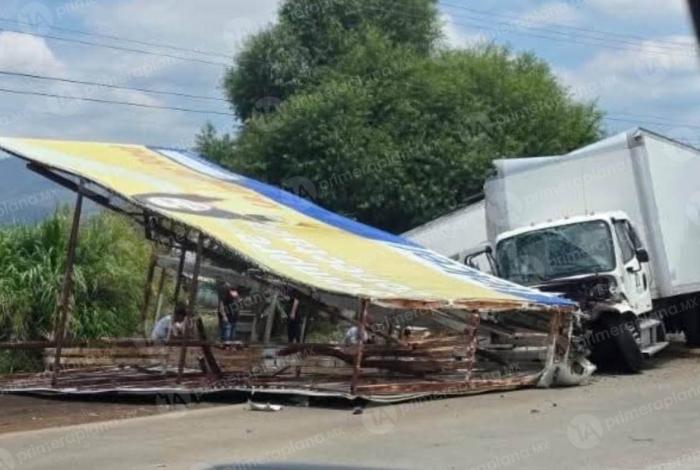 Se queda sin frenos y sólo un espectacular detuvo su carrera, en Tocumbo