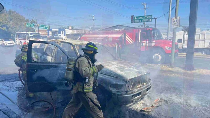 Se quema camioneta por falla mecánica en Zamora