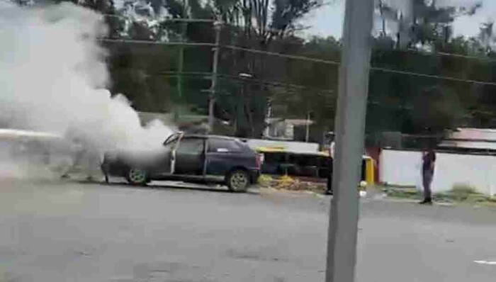 Se quema un auto en la Ciudad Industria de Morelia