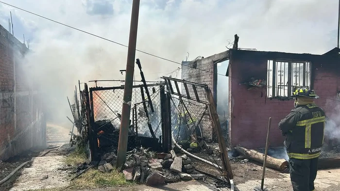 Se quema vivienda y Bomberos rescatan 3 perritos