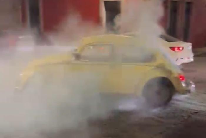 Se quema vocho amarillo en el Centro de Morelia