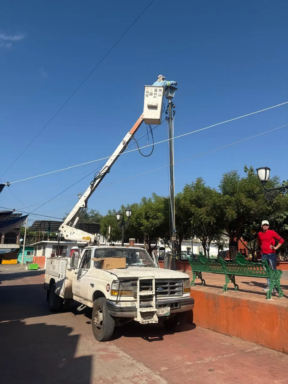 Se realizan actividades de mantenimiento y rehabilitación en la plaza principal de Acahuato