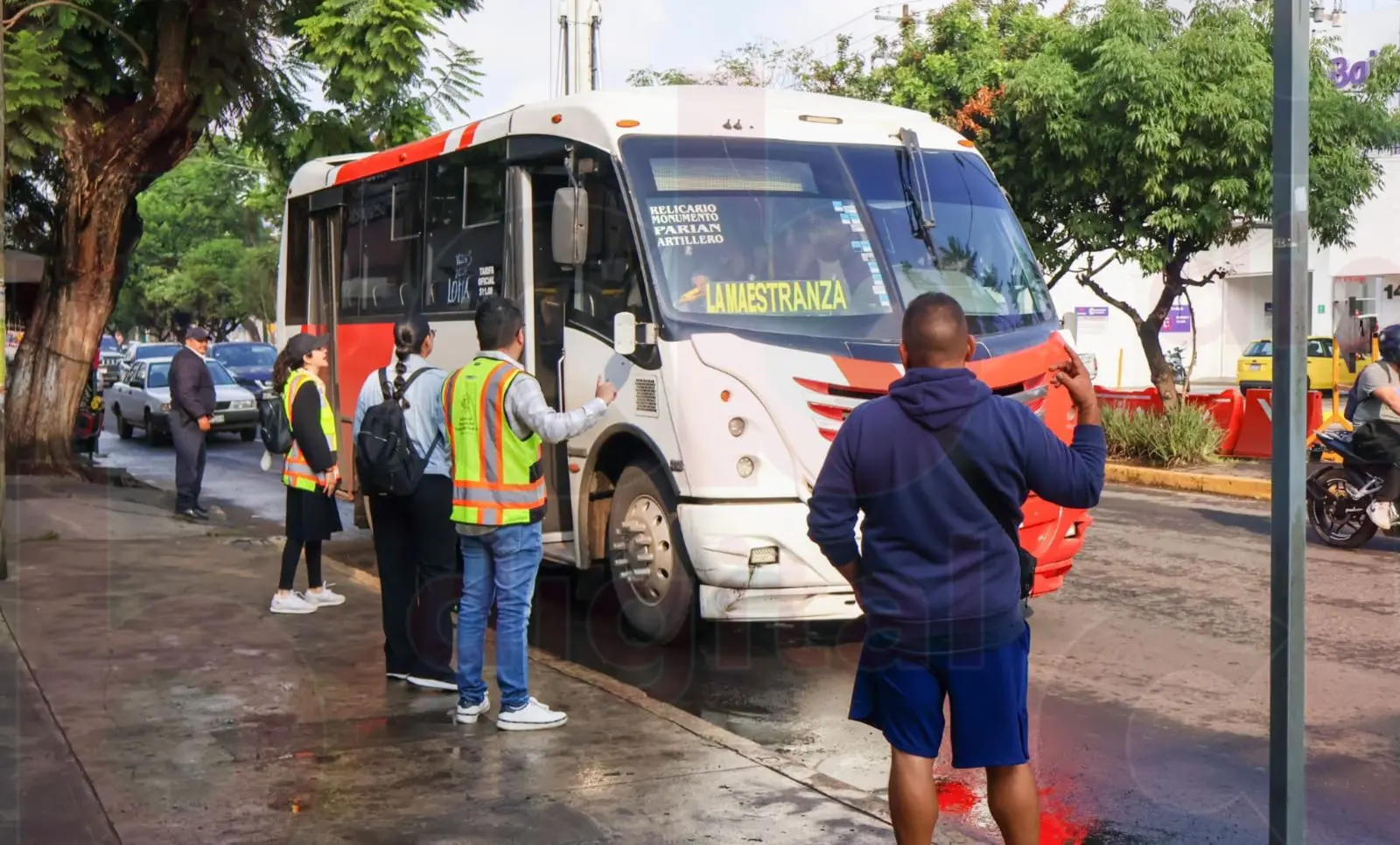 Se realizan ajusten en paradas del transporte público en zona del Monumento a Lázaro Cárdenas
