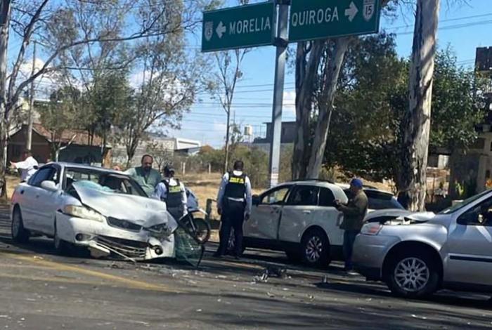 Se registra carambola de 3 carros en la entrada a la tenencia de Capula, en Morelia