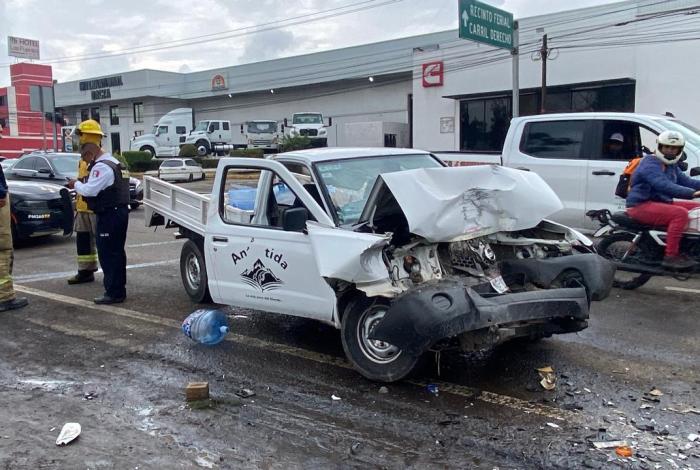 Se registra choque de camioneta contra camión Coordinados, al oriente de Morelia