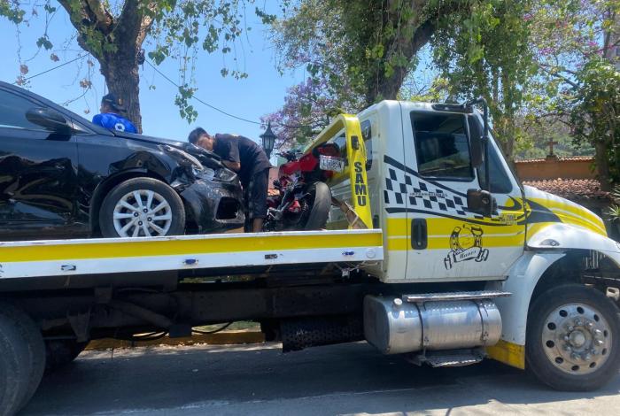 Se registra choque de motos y auto en la avenida Camelinas, Morelia