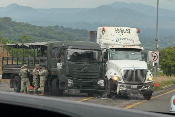 Se registra choque de tráiler y camión militar, en la autopista Siglo XXI