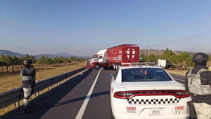 Se registra choque entre camión y tráiler en la Pátzcuaro-Cuitzeo