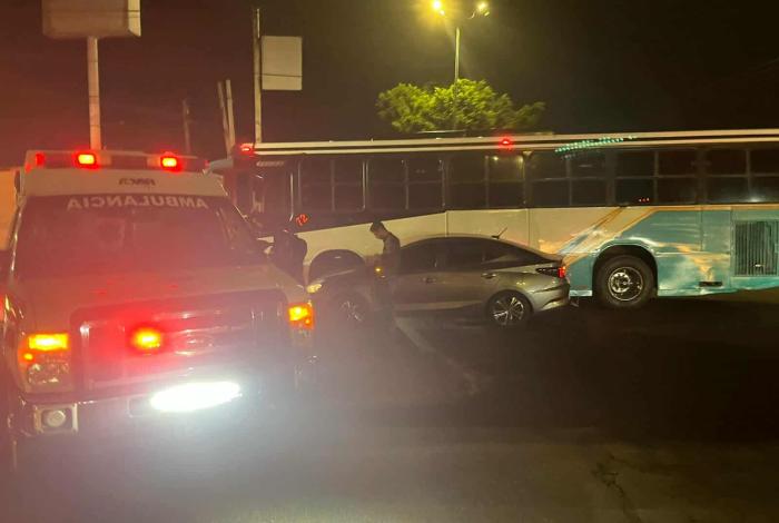 Se registra choque entre auto y camión de pasajeros en Calzada La Huerta, Morelia