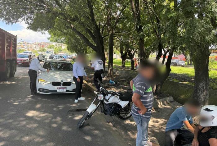 Se registra choque entre auto y moto en el Libramiento Norte de Morelia; mujer queda lastimada