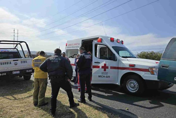 Se registra choque entre camioneta y auto en la Av. Cointzio; hay 3 heridos