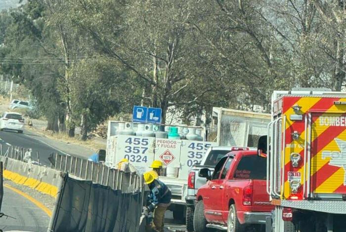 Se registra choque entre tres vehículos sobre la Morelia-Salamanca