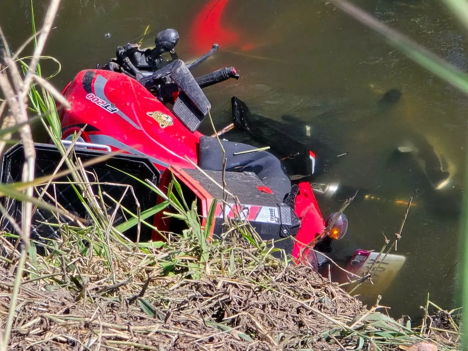 Se registra choque entre dos motos; uno de los pilotos cae al Río Grande de Morelia