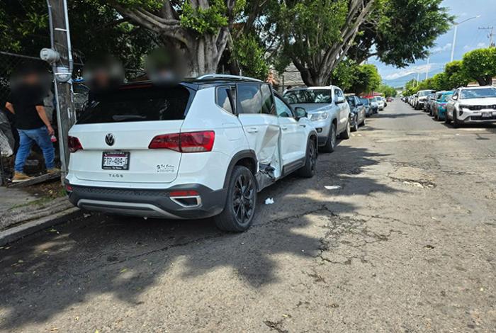 Se registra choque entre dos vehículos en la avenida Madero Poniente de Morelia; hay dos heridos