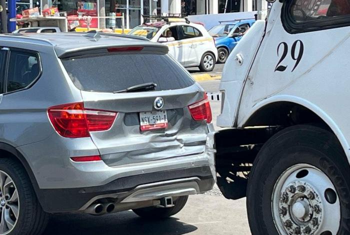 Se registra choque entre camioneta BMW y camión de pasajeros en la Madero Poniente de Morelia