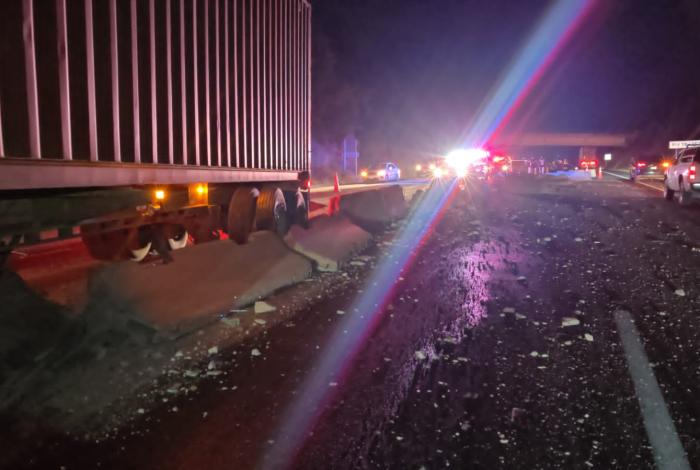 Se registra choque múltiple entre camiones de carga, en la autopista Siglo XXI