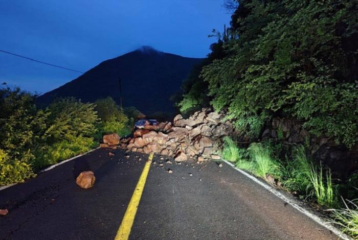 Se registra deslave con grandes piedras en la carretera Ario de Rosales – Nueva Italia