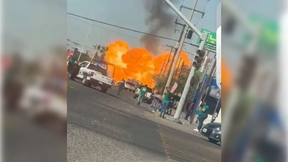 Se registra explosión de un vehículo repartidor de gas en Mexicali, Baja California| Video