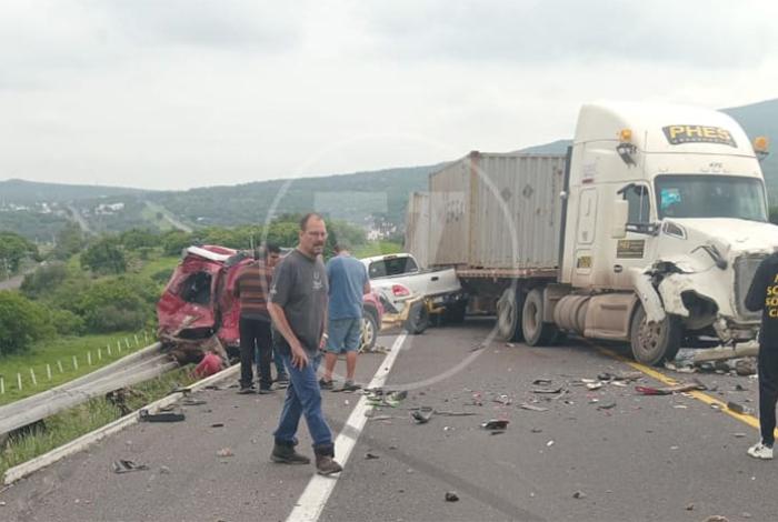 Se registra fuerte accidente entre cuatro vehículos en la autopista Morelia-Salamanca