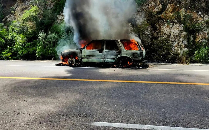 Se registra incendio de camioneta en la autopista Siglo XXI